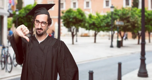 Graduate Skäggig Man Med Avvikande Allvarliga Aktern Uttryck Med Korsade — Stockfoto