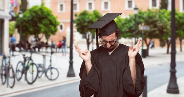 Afgestudeerde Bebaarde Man Die Lacht Vol Vertrouwen Terwijl Het Maken — Stockfoto