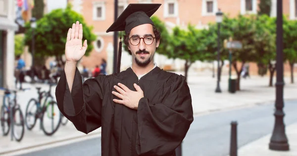 Graduado Barbudo Homem Sorrindo Confiantemente Fazer Uma Promessa Sincera Juramento — Fotografia de Stock