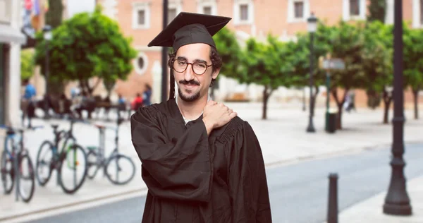 Graduate Skäggig Man Med Ett Stolt Trygg Och Glad Utseende — Stockfoto