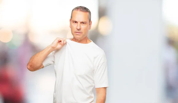 Senior Knappe Man Met Een Beklemtoonde Gebaar Zweten Shirt Nek — Stockfoto