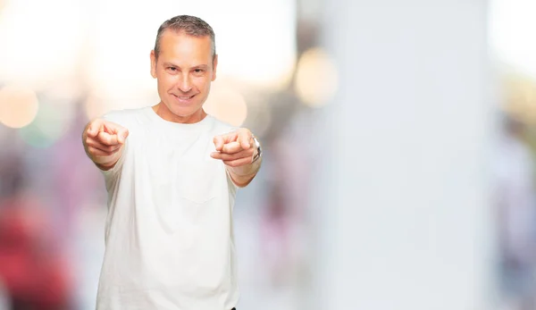 Hombre Guapo Mayor Sonriendo Felizmente Apuntando Hacia Adelante Con Ambas — Foto de Stock