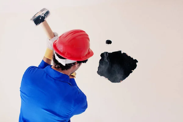 Junger Arbeiter Mit Rotem Schutzhelm Und Blauem Kesselanzug Abrisskonzept — Stockfoto