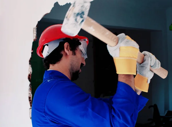 Jonge Werknemers Met Een Rode Bescherming Helm Een Blauwe Boiler — Stockfoto