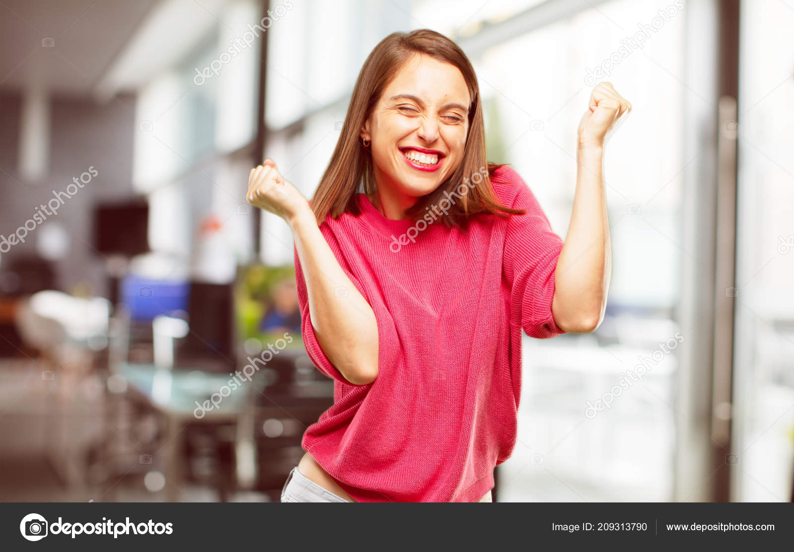 Cuerpo Completo Mujer Joven Sonriendo Bailando Ambiente