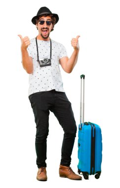 Genç bir torba ile cool gezgin adam sakallı. Tatil kavramı.