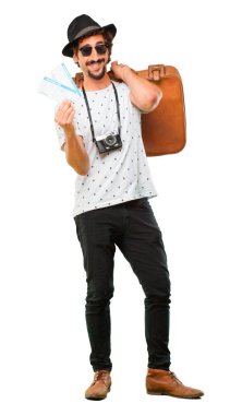 Genç bir torba ile cool gezgin adam sakallı. Tatil kavramı.