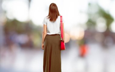 genç gülümseyen ve yukarı doğru seyir gökyüzüne doğru ya da nereye gazeteci bir kavram ya da mesaj yer noktaya kadın çok. Yan Dikiz.