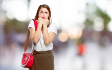 stresli bir jest, her iki el ile olan güzel kadın yarım kapsayan yüz sıktı.