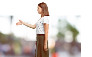 Genç kadın kendine güvenen, gurur, memnun bir gülümseyen ve iyi bir anlaşma kapanış bir el sıkışma sunan samimi ifade veya tebrik ve sizi karşılayan güzel. Yanal veya yan görünüm.