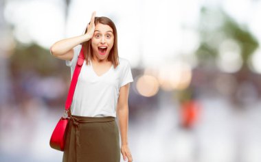 mutlu bir şekilde iyi ve şaşırtıcı haberlerim fark ya da harika bir fikir sahip kadın baş el ile dokunmak ise hayran bir ifade ile gülümseyen genç güzel.