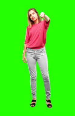 Genç kadın tam vücut. bir muhalif, ciddi, sert ifadesiyle, ret başparmak aşağı ile.