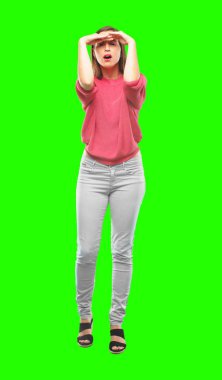 Genç kadın tam vücut. şaşkın bir bakışla uzak bir nesne için arama mesafe bakarak uzakta.