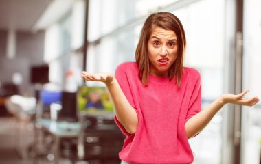 Genç kadın tam vücut. 