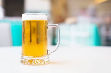 bir bardak bira bir Amerikan yemek Restoran içine beyaz bir tablo