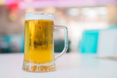 bir bardak bira bir Amerikan yemek Restoran içine beyaz bir tablo