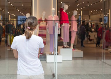 Genç kadın mutlu ve memnun bir comercial merkezindeki alışveriş sol güzel