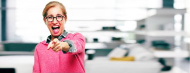 Komik fıkralar ile iyi vakit geçiriyor zor bir şeye gülüyor komik ve göbek diğer elinizle tutarken size doğru işaret eden güzel kadın kıdemli.