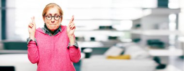 Tek eliyle kalp üzerinde ciddiyetle küfür samimi, onurlu söz ver yoksa yemin, yapma güzel kadın kıdemli.