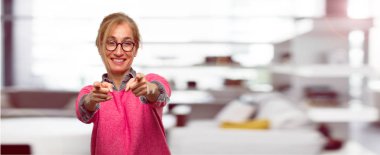 Seni seçmek mutlulukla gülümseyerek ve ileriye dönük güzel yetişkin sarışın kadın.