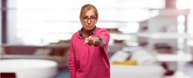 Seni seçmek mutlulukla gülümseyerek ve ileriye dönük iki elle, güzel yetişkin sarışın kadın.