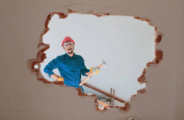 Jovem Trabalhador Com Capacete Proteção Vermelho Vestindo Terno Azul Caldeira — Fotografia de Stock