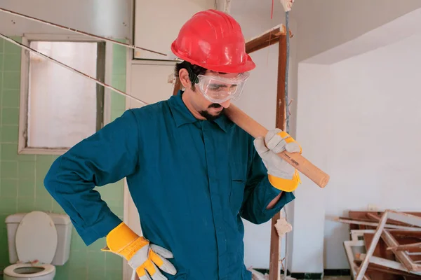 Giovane Operaio Con Casco Protezione Rosso Vestito Caldaia Blu Concetto — Foto Stock