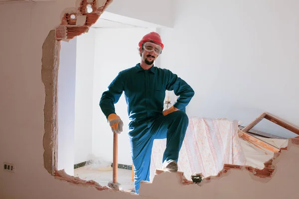 Trabajador Joven Con Casco Protección Rojo Con Traje Caldera Azul —  Fotos de Stock