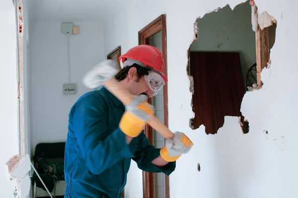 Jonge Werknemers Met Een Rode Bescherming Helm Een Blauwe Boiler — Stockfoto