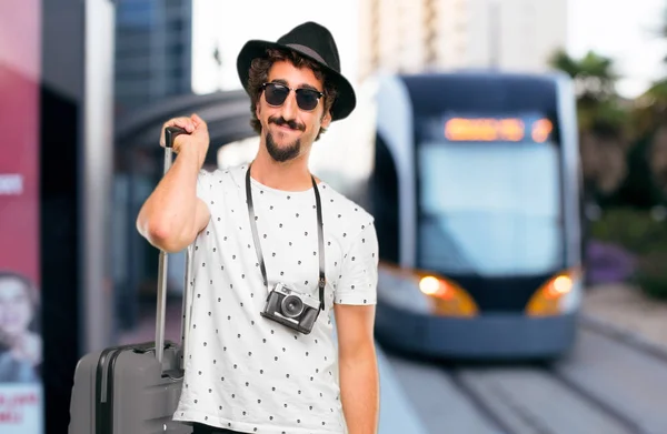 Jonge Bebaarde Cool Reiziger Man Met Een Zak Vakantie Concept — Stockfoto