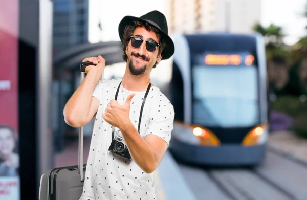 Jonge Bebaarde Cool Reiziger Man Met Een Zak Vakantie Concept — Stockfoto