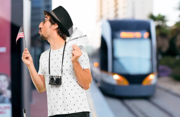 Joven Barbudo Viajero Fresco Hombre Con Una Bolsa Concepto Vacaciones — Foto de Stock