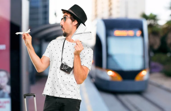 Joven Barbudo Viajero Fresco Hombre Con Una Bolsa Concepto Vacaciones — Foto de Stock