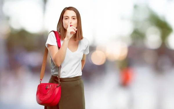 年轻漂亮的女人微笑着 食指在嘴前 要求沉默或分享秘密 — 图库照片