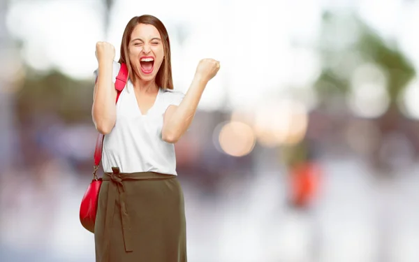 Mooie Jongedame Gesturing Overwinning Met Een Blij Trots Tevreden Blik — Stockfoto