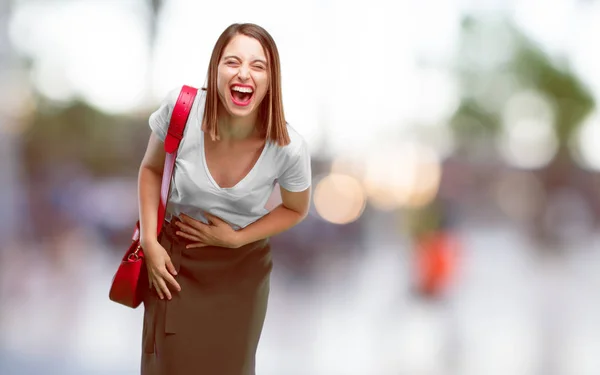 Giovane Bella Donna Ridendo Alta Voce Con Testa Inclinata All — Foto Stock