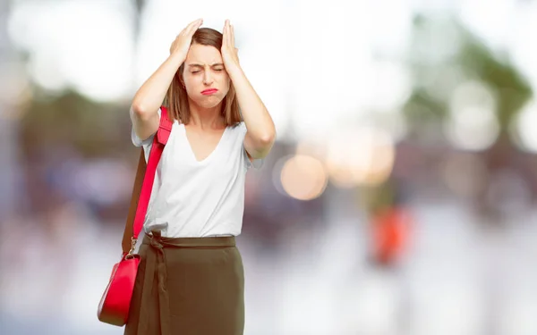 Giovane Bella Donna Cercando Stressato Frustrato Con Gli Occhi Chiusi — Foto Stock