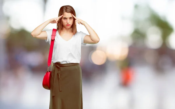 Giovane Bella Donna Concentrarsi Duramente Idea Con Uno Sguardo Serio — Foto Stock