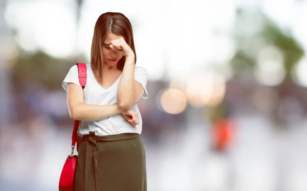 Giovane Bella Donna Concentrarsi Duramente Idea Con Uno Sguardo Serio — Foto Stock