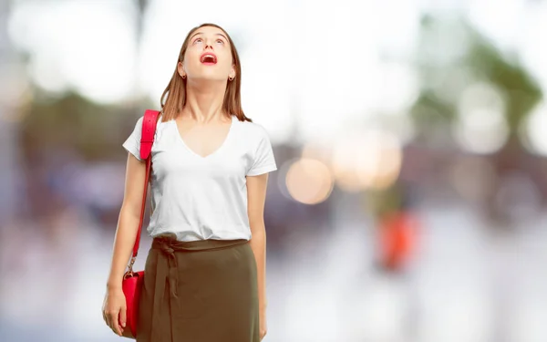 Jovem Mulher Bonita Sorrindo Olhando Para Cima Para Céu Para — Fotografia de Stock