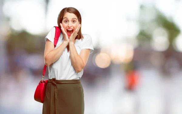 Giovane Bella Donna Con Una Felice Espressione Sorpresa Occhi Spalancati — Foto Stock