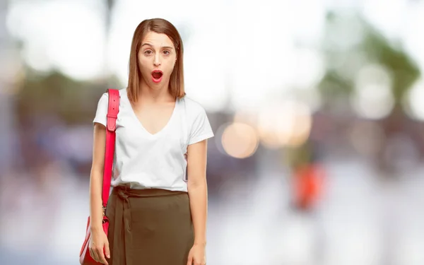 Junge Hübsche Frau Mit Überraschtem Erstaunten Gesichtsausdruck Und Vor Schock — Stockfoto