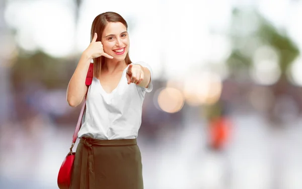 年轻漂亮的女人做一个电话手势或标志 以自豪 满意的外观 以微笑提供沟通 向你指指点点 — 图库照片