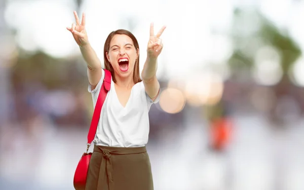 Giovane Bella Donna Con Espressione Orgogliosa Felice Fiduciosa Sorridente Sfoggiante — Foto Stock