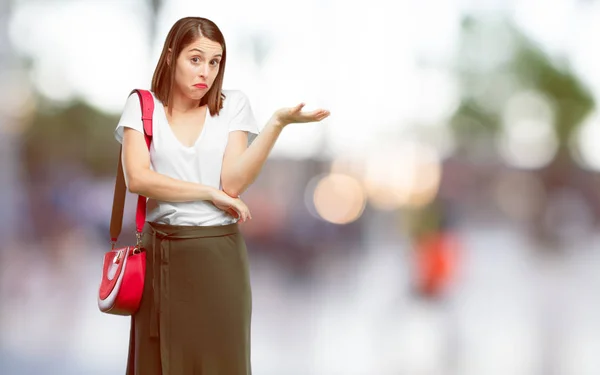 Giovane Bella Donna Con Uno Sguardo Quiz Confuso Dubitando Tra — Foto Stock