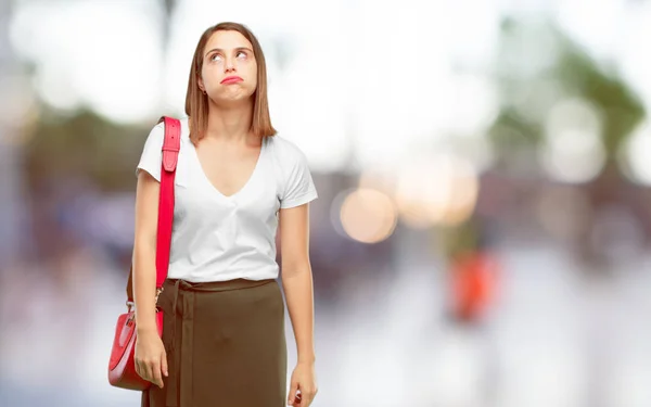 Junge Hübsche Frau Die Wenig Enthusiastisch Und Gelangweilt Wirkt Etwas — Stockfoto