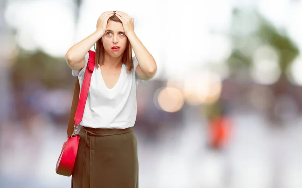 Joven Bonita Mujer Buscando Poco Entusiasta Aburrido Escuchando Algo Aburrido —  Fotos de Stock