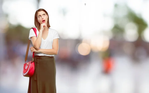 Ung Vacker Kvinna Med Dum Dum Dum Utseende Känsla Chockad — Stockfoto