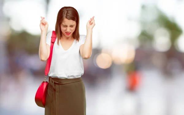 Giovane Bella Donna Sorridente Maliziosamente Mentre Giura Una Promessa Barare — Foto Stock