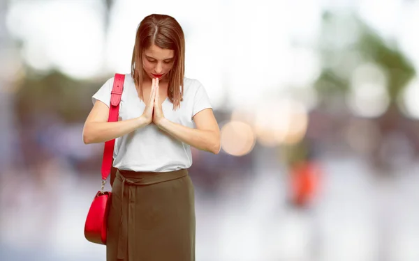 Lütfen Olmasını Bir Dilek Için Yalvarıyor Aziz Bir Şekilde Dua — Stok fotoğraf